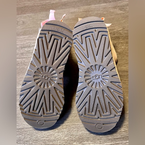 UGG Dae Sunshine Perf Boots Tropical Peach, Size 5, New Without Tags - Picture 5 of 6